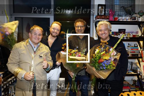 Hilversum 13 november 2024
Rene Froger tekent namens Qisum een kontrakt met beeld en Geluid . Eppo van Nispen tot Sevenaer tekent namens Beeld en geluid .