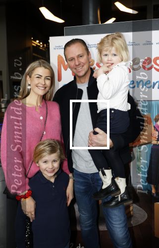 Utrecht 22 december 2024
Premiere Mees Kees in Utrecht . Renee Gunning met man en kinderen