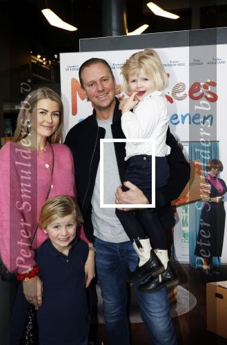 Utrecht 22 december 2024
Premiere Mees Kees in Utrecht . Renee Gunning met man en kinderen