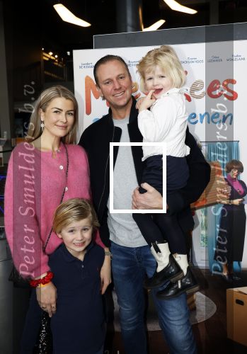 Utrecht 22 december 2024
Premiere Mees Kees in Utrecht . Renee Gunning met man en kinderen