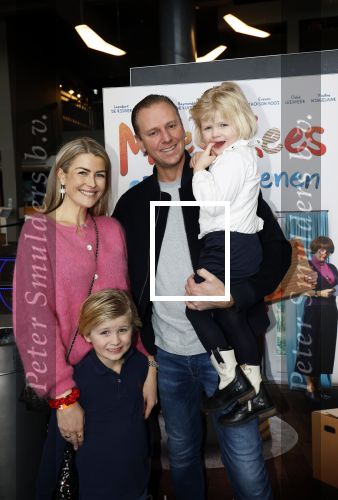 Utrecht 22 december 2024
Premiere Mees Kees in Utrecht . Renee Gunning met man en kinderen