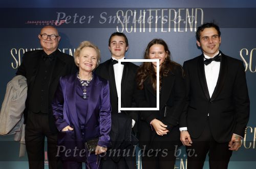 Amsterdam 9 december 2024
Premiere Schitetrend met in de hoofdrollen Holly Brood Gijs Scholten v Asschat Caro Lenssen Hannah Hoekstra Maarten Heijemans Bobbie Mulder Sidar Toksoz  in Tuschinski. Renee Soutendijk met man Thed Lenssen en kleinkinderen