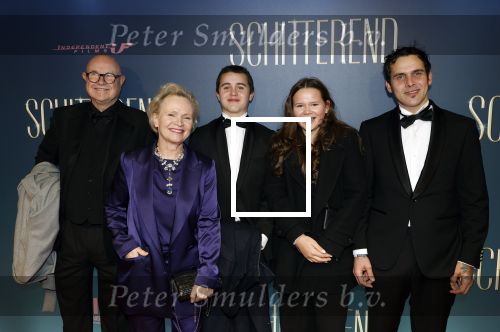 Amsterdam 9 december 2024
Premiere Schitetrend met in de hoofdrollen Holly Brood Gijs Scholten v Asschat Caro Lenssen Hannah Hoekstra Maarten Heijemans Bobbie Mulder Sidar Toksoz  in Tuschinski. Renee Soutendijk met man Thed Lenssen en kleinkinderen