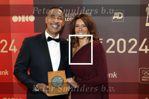 Arnhem 18 december 2024
Sportman van het jaar op Papendal. Sportgala.Ruud Gullit met zijn vriendin Karin de Rooij