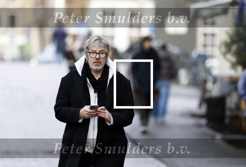 Amsterdam 7 december 2024
Ruud de Wild en zijn nieuwe vriendin Linda Stulic verlaten s ochtends samen het huis van Ruud en gaan met de auto naar hun winkel in de Jordaan . Ze hebben daar een pop up store. Linda is een fantastische fotograaf die ook wel de nieuwe Anton Corbijn wordt genoemd.