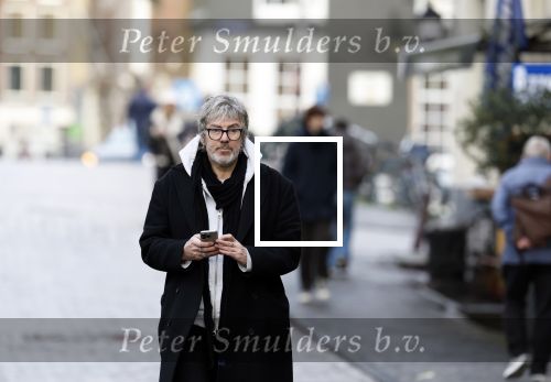 Amsterdam 7 december 2024
Ruud de Wild en zijn nieuwe vriendin Linda Stulic verlaten s ochtends samen het huis van Ruud en gaan met de auto naar hun winkel in de Jordaan . Ze hebben daar een pop up store. Linda is een fantastische fotograaf die ook wel de nieuwe Anton Corbijn wordt genoemd.