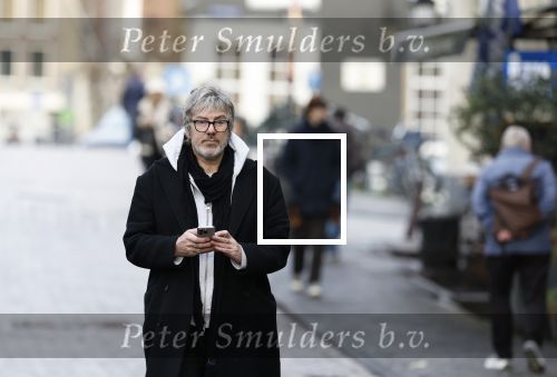 Amsterdam 7 december 2024
Ruud de Wild en zijn nieuwe vriendin Linda Stulic verlaten s ochtends samen het huis van Ruud en gaan met de auto naar hun winkel in de Jordaan . Ze hebben daar een pop up store. Linda is een fantastische fotograaf die ook wel de nieuwe Anton Corbijn wordt genoemd.
