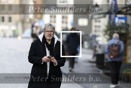 Amsterdam 7 december 2024
Ruud de Wild en zijn nieuwe vriendin Linda Stulic verlaten s ochtends samen het huis van Ruud en gaan met de auto naar hun winkel in de Jordaan . Ze hebben daar een pop up store. Linda is een fantastische fotograaf die ook wel de nieuwe Anton Corbijn wordt genoemd.