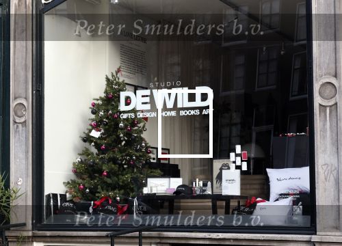 Amsterdam 7 december 2024
Ruud de Wild en zijn nieuwe vriendin Linda Stulic verlaten s ochtends samen het huis van Ruud en gaan met de auto naar hun winkel in de Jordaan . Ze hebben daar een pop up store. Linda is een fantastische fotograaf die ook wel de nieuwe Anton Corbijn wordt genoemd.
