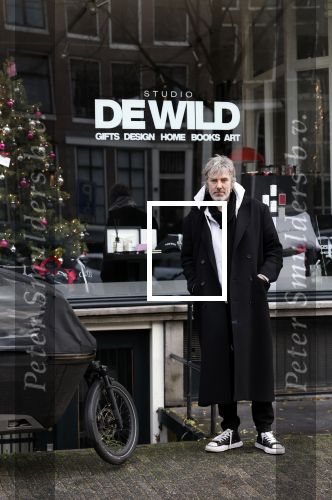 Amsterdam 7 december 2024
Ruud de Wild en zijn nieuwe vriendin Linda Stulic verlaten s ochtends samen het huis van Ruud en gaan met de auto naar hun winkel in de Jordaan . Ze hebben daar een pop up store. Linda is een fantastische fotograaf die ook wel de nieuwe Anton Corbijn wordt genoemd.