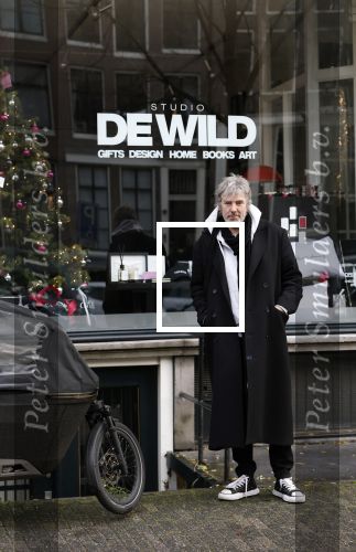 Amsterdam 7 december 2024
Ruud de Wild en zijn nieuwe vriendin Linda Stulic verlaten s ochtends samen het huis van Ruud en gaan met de auto naar hun winkel in de Jordaan . Ze hebben daar een pop up store. Linda is een fantastische fotograaf die ook wel de nieuwe Anton Corbijn wordt genoemd.