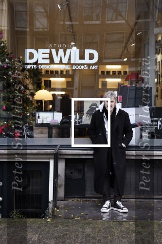 Amsterdam 7 december 2024
Ruud de Wild en zijn nieuwe vriendin Linda Stulic verlaten s ochtends samen het huis van Ruud en gaan met de auto naar hun winkel in de Jordaan . Ze hebben daar een pop up store. Linda is een fantastische fotograaf die ook wel de nieuwe Anton Corbijn wordt genoemd.
