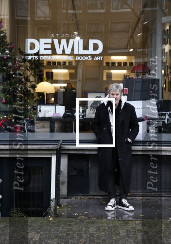 Amsterdam 7 december 2024
Ruud de Wild en zijn nieuwe vriendin Linda Stulic verlaten s ochtends samen het huis van Ruud en gaan met de auto naar hun winkel in de Jordaan . Ze hebben daar een pop up store. Linda is een fantastische fotograaf die ook wel de nieuwe Anton Corbijn wordt genoemd.