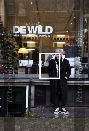 Amsterdam 7 december 2024
Ruud de Wild en zijn nieuwe vriendin Linda Stulic verlaten s ochtends samen het huis van Ruud en gaan met de auto naar hun winkel in de Jordaan . Ze hebben daar een pop up store. Linda is een fantastische fotograaf die ook wel de nieuwe Anton Corbijn wordt genoemd.