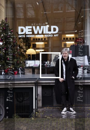 Amsterdam 7 december 2024
Ruud de Wild en zijn nieuwe vriendin Linda Stulic verlaten s ochtends samen het huis van Ruud en gaan met de auto naar hun winkel in de Jordaan . Ze hebben daar een pop up store. Linda is een fantastische fotograaf die ook wel de nieuwe Anton Corbijn wordt genoemd.