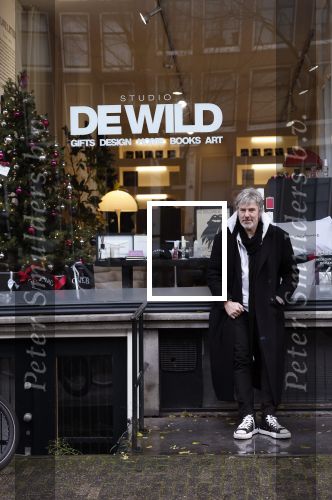 Amsterdam 7 december 2024
Ruud de Wild en zijn nieuwe vriendin Linda Stulic verlaten s ochtends samen het huis van Ruud en gaan met de auto naar hun winkel in de Jordaan . Ze hebben daar een pop up store. Linda is een fantastische fotograaf die ook wel de nieuwe Anton Corbijn wordt genoemd.