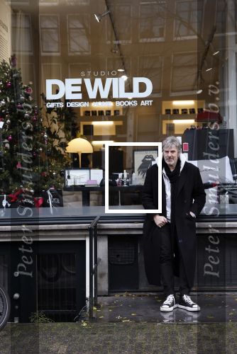 Amsterdam 7 december 2024
Ruud de Wild en zijn nieuwe vriendin Linda Stulic verlaten s ochtends samen het huis van Ruud en gaan met de auto naar hun winkel in de Jordaan . Ze hebben daar een pop up store. Linda is een fantastische fotograaf die ook wel de nieuwe Anton Corbijn wordt genoemd.