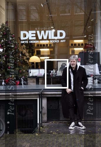 Amsterdam 7 december 2024
Ruud de Wild en zijn nieuwe vriendin Linda Stulic verlaten s ochtends samen het huis van Ruud en gaan met de auto naar hun winkel in de Jordaan . Ze hebben daar een pop up store. Linda is een fantastische fotograaf die ook wel de nieuwe Anton Corbijn wordt genoemd.