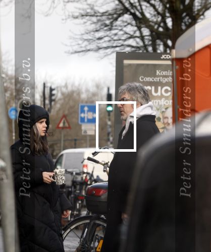 Amsterdam 7 december 2024
Ruud de Wild en zijn nieuwe vriendin Linda Stulic verlaten s ochtends samen het huis van Ruud en gaan met de auto naar hun winkel in de Jordaan . Ze hebben daar een pop up store. Linda is een fantastische fotograaf die ook wel de nieuwe Anton Corbijn wordt genoemd.