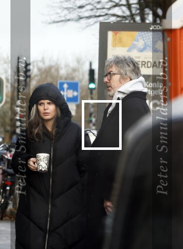 Amsterdam 7 december 2024
Ruud de Wild en zijn nieuwe vriendin Linda Stulic verlaten s ochtends samen het huis van Ruud en gaan met de auto naar hun winkel in de Jordaan . Ze hebben daar een pop up store. Linda is een fantastische fotograaf die ook wel de nieuwe Anton Corbijn wordt genoemd.