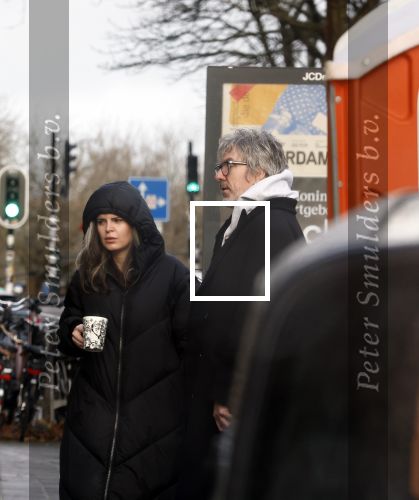 Amsterdam 7 december 2024
Ruud de Wild en zijn nieuwe vriendin Linda Stulic verlaten s ochtends samen het huis van Ruud en gaan met de auto naar hun winkel in de Jordaan . Ze hebben daar een pop up store. Linda is een fantastische fotograaf die ook wel de nieuwe Anton Corbijn wordt genoemd.
