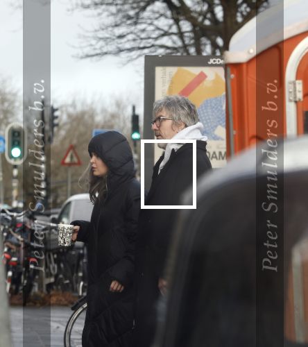 Amsterdam 7 december 2024
Ruud de Wild en zijn nieuwe vriendin Linda Stulic verlaten s ochtends samen het huis van Ruud en gaan met de auto naar hun winkel in de Jordaan . Ze hebben daar een pop up store. Linda is een fantastische fotograaf die ook wel de nieuwe Anton Corbijn wordt genoemd.