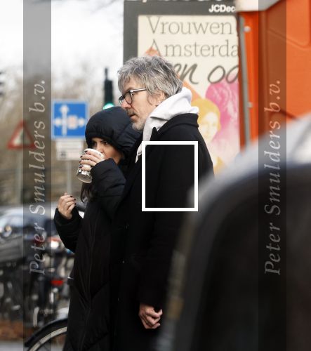 Amsterdam 7 december 2024
Ruud de Wild en zijn nieuwe vriendin Linda Stulic verlaten s ochtends samen het huis van Ruud en gaan met de auto naar hun winkel in de Jordaan . Ze hebben daar een pop up store. Linda is een fantastische fotograaf die ook wel de nieuwe Anton Corbijn wordt genoemd.