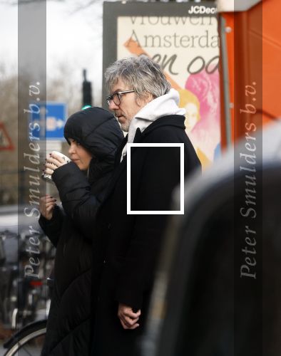 Amsterdam 7 december 2024
Ruud de Wild en zijn nieuwe vriendin Linda Stulic verlaten s ochtends samen het huis van Ruud en gaan met de auto naar hun winkel in de Jordaan . Ze hebben daar een pop up store. Linda is een fantastische fotograaf die ook wel de nieuwe Anton Corbijn wordt genoemd.