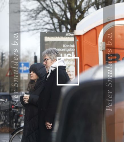 Amsterdam 7 december 2024
Ruud de Wild en zijn nieuwe vriendin Linda Stulic verlaten s ochtends samen het huis van Ruud en gaan met de auto naar hun winkel in de Jordaan . Ze hebben daar een pop up store. Linda is een fantastische fotograaf die ook wel de nieuwe Anton Corbijn wordt genoemd.