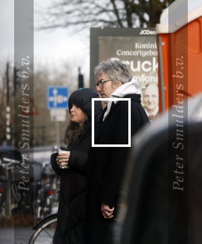Amsterdam 7 december 2024
Ruud de Wild en zijn nieuwe vriendin Linda Stulic verlaten s ochtends samen het huis van Ruud en gaan met de auto naar hun winkel in de Jordaan . Ze hebben daar een pop up store. Linda is een fantastische fotograaf die ook wel de nieuwe Anton Corbijn wordt genoemd.