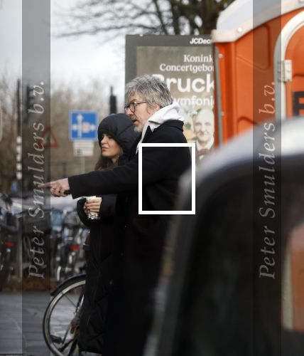 Amsterdam 7 december 2024
Ruud de Wild en zijn nieuwe vriendin Linda Stulic verlaten s ochtends samen het huis van Ruud en gaan met de auto naar hun winkel in de Jordaan . Ze hebben daar een pop up store. Linda is een fantastische fotograaf die ook wel de nieuwe Anton Corbijn wordt genoemd.