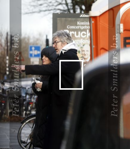 Amsterdam 7 december 2024
Ruud de Wild en zijn nieuwe vriendin Linda Stulic verlaten s ochtends samen het huis van Ruud en gaan met de auto naar hun winkel in de Jordaan . Ze hebben daar een pop up store. Linda is een fantastische fotograaf die ook wel de nieuwe Anton Corbijn wordt genoemd.