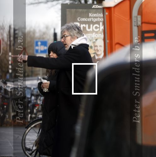 Amsterdam 7 december 2024
Ruud de Wild en zijn nieuwe vriendin Linda Stulic verlaten s ochtends samen het huis van Ruud en gaan met de auto naar hun winkel in de Jordaan . Ze hebben daar een pop up store. Linda is een fantastische fotograaf die ook wel de nieuwe Anton Corbijn wordt genoemd.