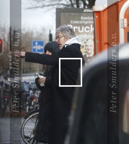Amsterdam 7 december 2024
Ruud de Wild en zijn nieuwe vriendin Linda Stulic verlaten s ochtends samen het huis van Ruud en gaan met de auto naar hun winkel in de Jordaan . Ze hebben daar een pop up store. Linda is een fantastische fotograaf die ook wel de nieuwe Anton Corbijn wordt genoemd.