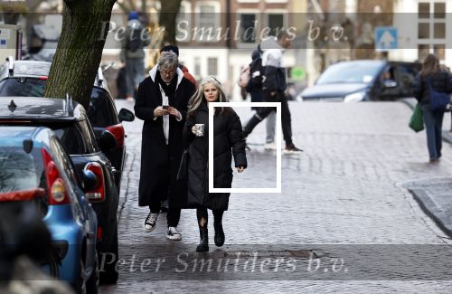 Amsterdam 7 december 2024
Ruud de Wild en zijn nieuwe vriendin Linda Stulic verlaten s ochtends samen het huis van Ruud en gaan met de auto naar hun winkel in de Jordaan . Ze hebben daar een pop up store. Linda is een fantastische fotograaf die ook wel de nieuwe Anton Corbijn wordt genoemd.