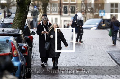 Amsterdam 7 december 2024
Ruud de Wild en zijn nieuwe vriendin Linda Stulic verlaten s ochtends samen het huis van Ruud en gaan met de auto naar hun winkel in de Jordaan . Ze hebben daar een pop up store. Linda is een fantastische fotograaf die ook wel de nieuwe Anton Corbijn wordt genoemd.
