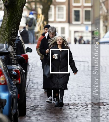 Amsterdam 7 december 2024
Ruud de Wild en zijn nieuwe vriendin Linda Stulic verlaten s ochtends samen het huis van Ruud en gaan met de auto naar hun winkel in de Jordaan . Ze hebben daar een pop up store. Linda is een fantastische fotograaf die ook wel de nieuwe Anton Corbijn wordt genoemd.