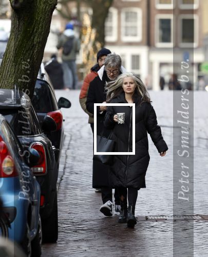 Amsterdam 7 december 2024
Ruud de Wild en zijn nieuwe vriendin Linda Stulic verlaten s ochtends samen het huis van Ruud en gaan met de auto naar hun winkel in de Jordaan . Ze hebben daar een pop up store. Linda is een fantastische fotograaf die ook wel de nieuwe Anton Corbijn wordt genoemd.