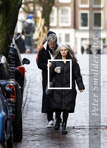 Amsterdam 7 december 2024
Ruud de Wild en zijn nieuwe vriendin Linda Stulic verlaten s ochtends samen het huis van Ruud en gaan met de auto naar hun winkel in de Jordaan . Ze hebben daar een pop up store. Linda is een fantastische fotograaf die ook wel de nieuwe Anton Corbijn wordt genoemd.