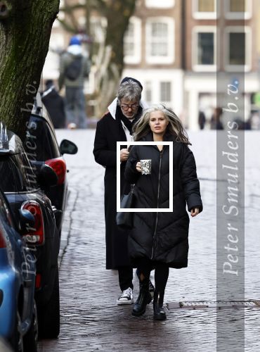 Amsterdam 7 december 2024
Ruud de Wild en zijn nieuwe vriendin Linda Stulic verlaten s ochtends samen het huis van Ruud en gaan met de auto naar hun winkel in de Jordaan . Ze hebben daar een pop up store. Linda is een fantastische fotograaf die ook wel de nieuwe Anton Corbijn wordt genoemd.
