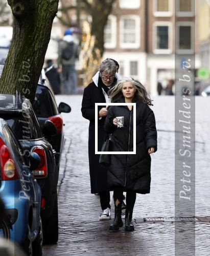 Amsterdam 7 december 2024
Ruud de Wild en zijn nieuwe vriendin Linda Stulic verlaten s ochtends samen het huis van Ruud en gaan met de auto naar hun winkel in de Jordaan . Ze hebben daar een pop up store. Linda is een fantastische fotograaf die ook wel de nieuwe Anton Corbijn wordt genoemd.