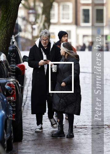 Amsterdam 7 december 2024
Ruud de Wild en zijn nieuwe vriendin Linda Stulic verlaten s ochtends samen het huis van Ruud en gaan met de auto naar hun winkel in de Jordaan . Ze hebben daar een pop up store. Linda is een fantastische fotograaf die ook wel de nieuwe Anton Corbijn wordt genoemd.