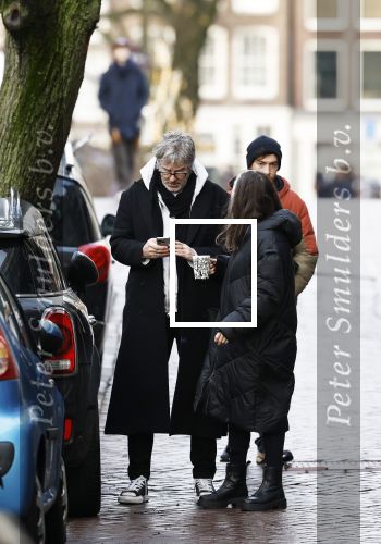 Amsterdam 7 december 2024
Ruud de Wild en zijn nieuwe vriendin Linda Stulic verlaten s ochtends samen het huis van Ruud en gaan met de auto naar hun winkel in de Jordaan . Ze hebben daar een pop up store. Linda is een fantastische fotograaf die ook wel de nieuwe Anton Corbijn wordt genoemd.