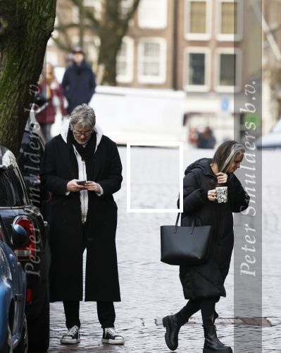 Amsterdam 7 december 2024
Ruud de Wild en zijn nieuwe vriendin Linda Stulic verlaten s ochtends samen het huis van Ruud en gaan met de auto naar hun winkel in de Jordaan . Ze hebben daar een pop up store. Linda is een fantastische fotograaf die ook wel de nieuwe Anton Corbijn wordt genoemd.