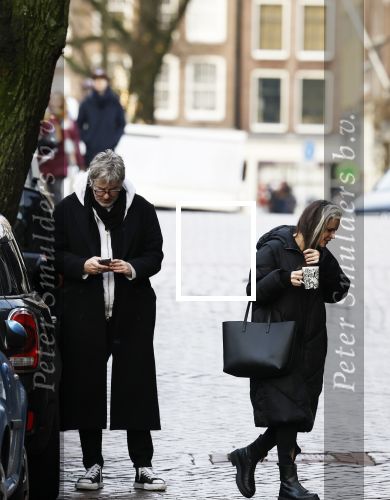 Amsterdam 7 december 2024
Ruud de Wild en zijn nieuwe vriendin Linda Stulic verlaten s ochtends samen het huis van Ruud en gaan met de auto naar hun winkel in de Jordaan . Ze hebben daar een pop up store. Linda is een fantastische fotograaf die ook wel de nieuwe Anton Corbijn wordt genoemd.