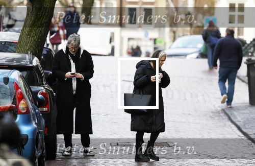 Amsterdam 7 december 2024
Ruud de Wild en zijn nieuwe vriendin Linda Stulic verlaten s ochtends samen het huis van Ruud en gaan met de auto naar hun winkel in de Jordaan . Ze hebben daar een pop up store. Linda is een fantastische fotograaf die ook wel de nieuwe Anton Corbijn wordt genoemd.