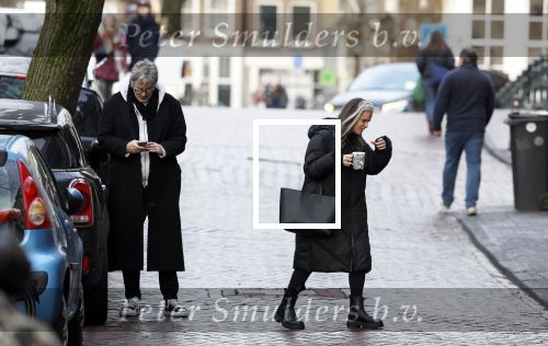 Amsterdam 7 december 2024
Ruud de Wild en zijn nieuwe vriendin Linda Stulic verlaten s ochtends samen het huis van Ruud en gaan met de auto naar hun winkel in de Jordaan . Ze hebben daar een pop up store. Linda is een fantastische fotograaf die ook wel de nieuwe Anton Corbijn wordt genoemd.