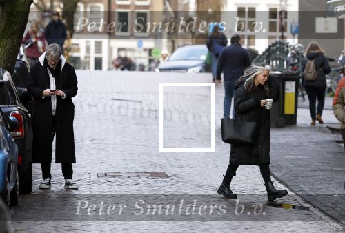 Amsterdam 7 december 2024
Ruud de Wild en zijn nieuwe vriendin Linda Stulic verlaten s ochtends samen het huis van Ruud en gaan met de auto naar hun winkel in de Jordaan . Ze hebben daar een pop up store. Linda is een fantastische fotograaf die ook wel de nieuwe Anton Corbijn wordt genoemd.