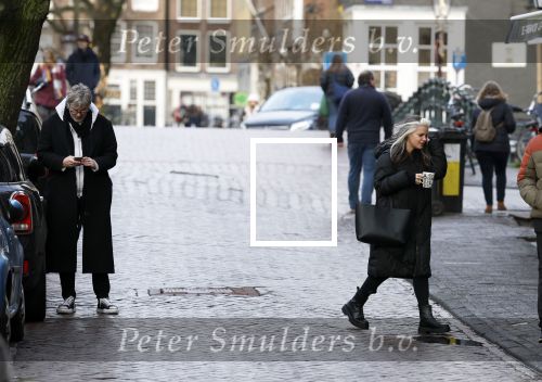 Amsterdam 7 december 2024
Ruud de Wild en zijn nieuwe vriendin Linda Stulic verlaten s ochtends samen het huis van Ruud en gaan met de auto naar hun winkel in de Jordaan . Ze hebben daar een pop up store. Linda is een fantastische fotograaf die ook wel de nieuwe Anton Corbijn wordt genoemd.