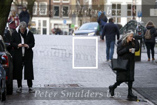 Amsterdam 7 december 2024
Ruud de Wild en zijn nieuwe vriendin Linda Stulic verlaten s ochtends samen het huis van Ruud en gaan met de auto naar hun winkel in de Jordaan . Ze hebben daar een pop up store. Linda is een fantastische fotograaf die ook wel de nieuwe Anton Corbijn wordt genoemd.